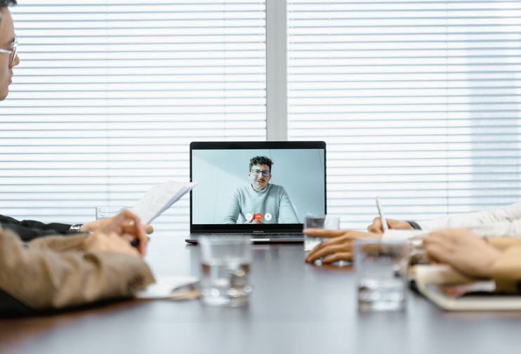 Online dating: starting a conversation on a niche platform