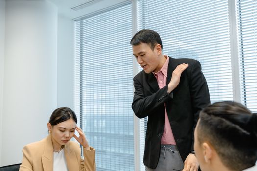 职场中两个人自信、平等地进行交流