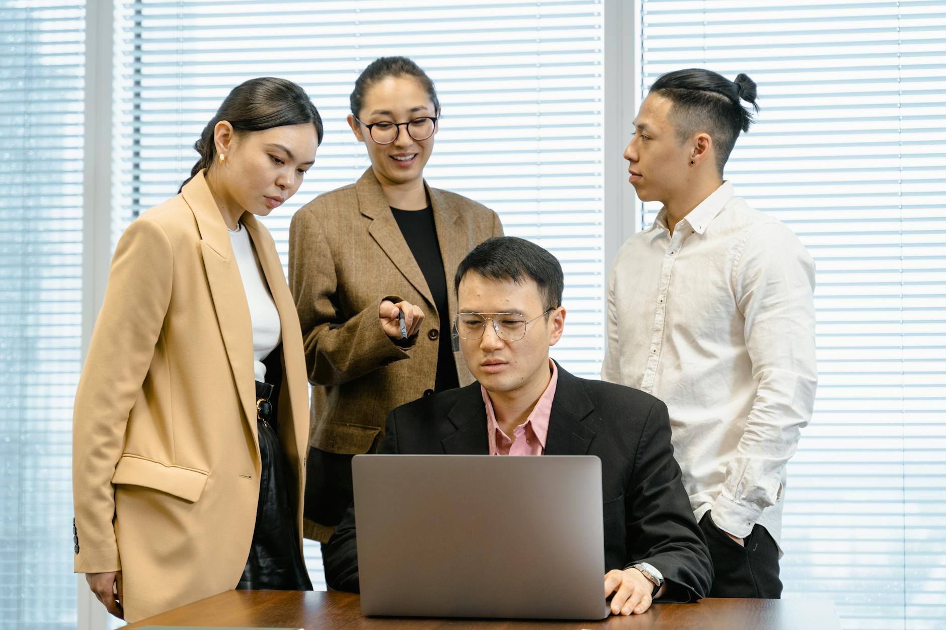 Equipe corporativa em reunião colaborativa
