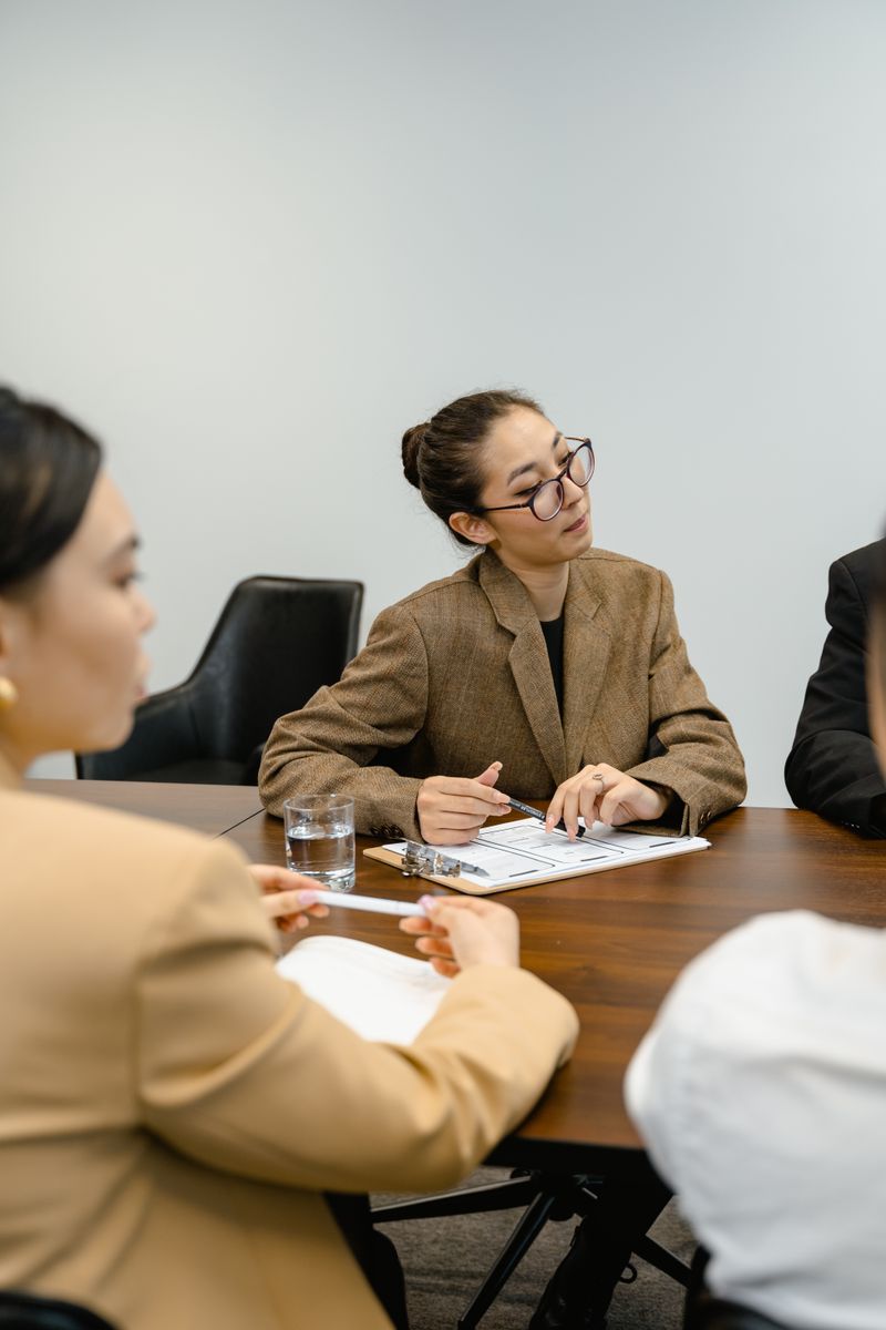 Professionnelles en rencontre d'affaires