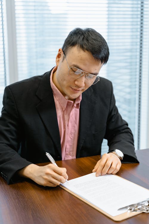 How to Conduct Usability Testing for Mobile Apps? 5 respondent signing usability test consent document