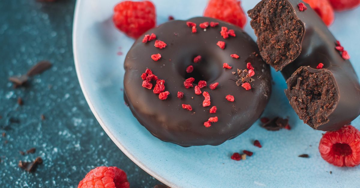 Glazed chocolate doughnuts with raspberry · Free Stock Photo
