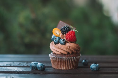 Gratis stockfoto met besjes, chocolade cupcakes, fijnproever