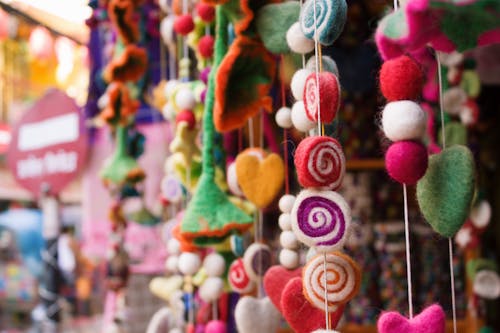 бесплатная Селективная фокусировка лота висячего декора разного цвета Стоковое фото