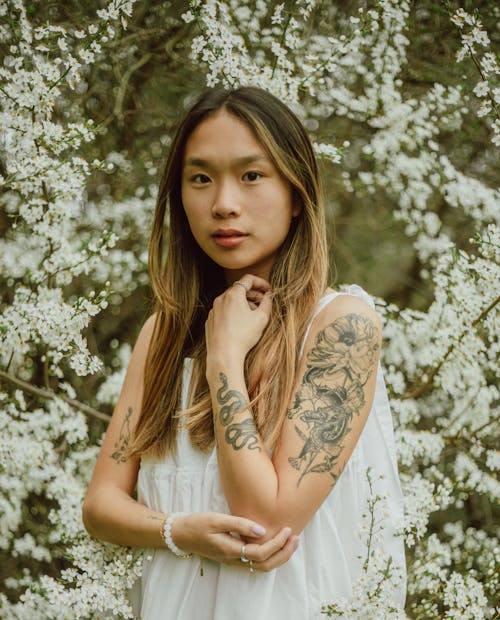 Asyalı kadın, Beyaz çiçekler, bitki örtüsü içeren Ücretsiz stok fotoğraf