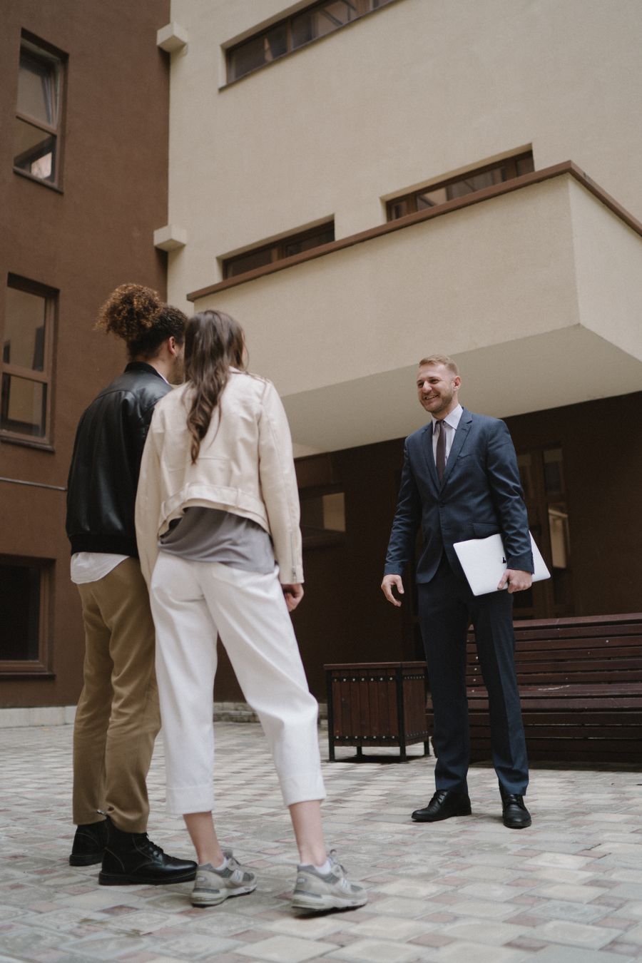 Jong koppel bezoekt een appartement