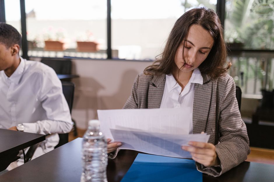 Mujer de negocios enfocada en la documentación en el escritorio moderno.