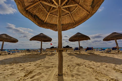 Gratis Foto De La Cabaña De Hongos En La Playa Foto de stock