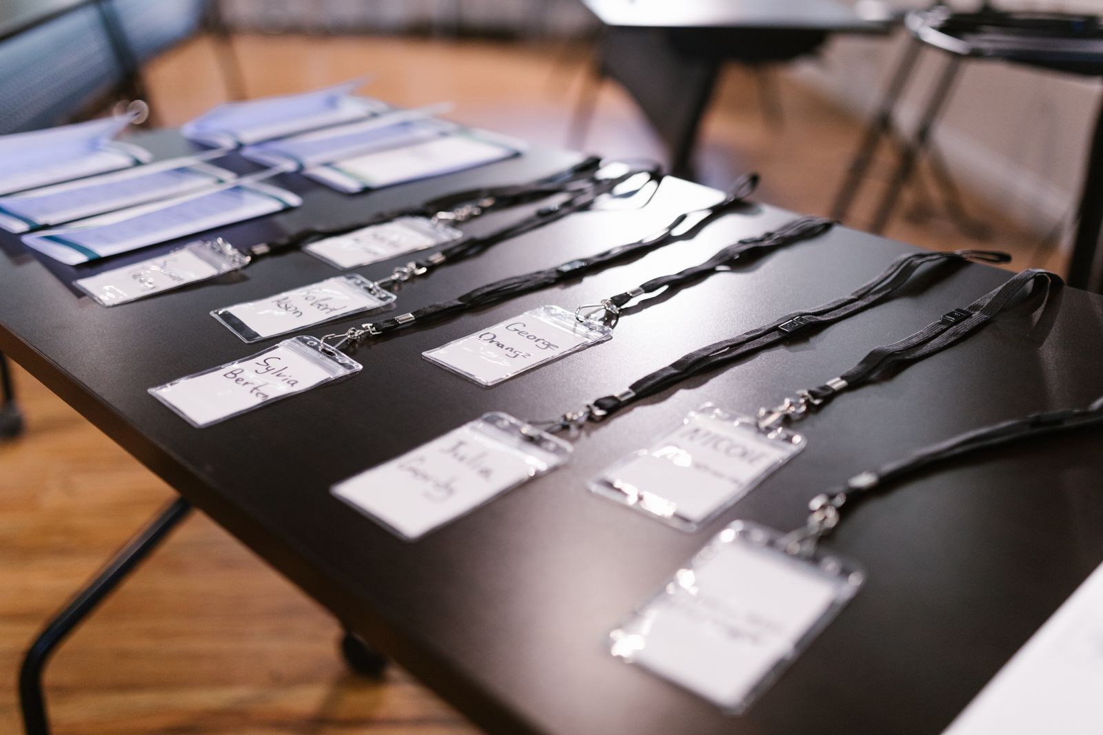 Badges d'identification et documents posés sur une table sombre