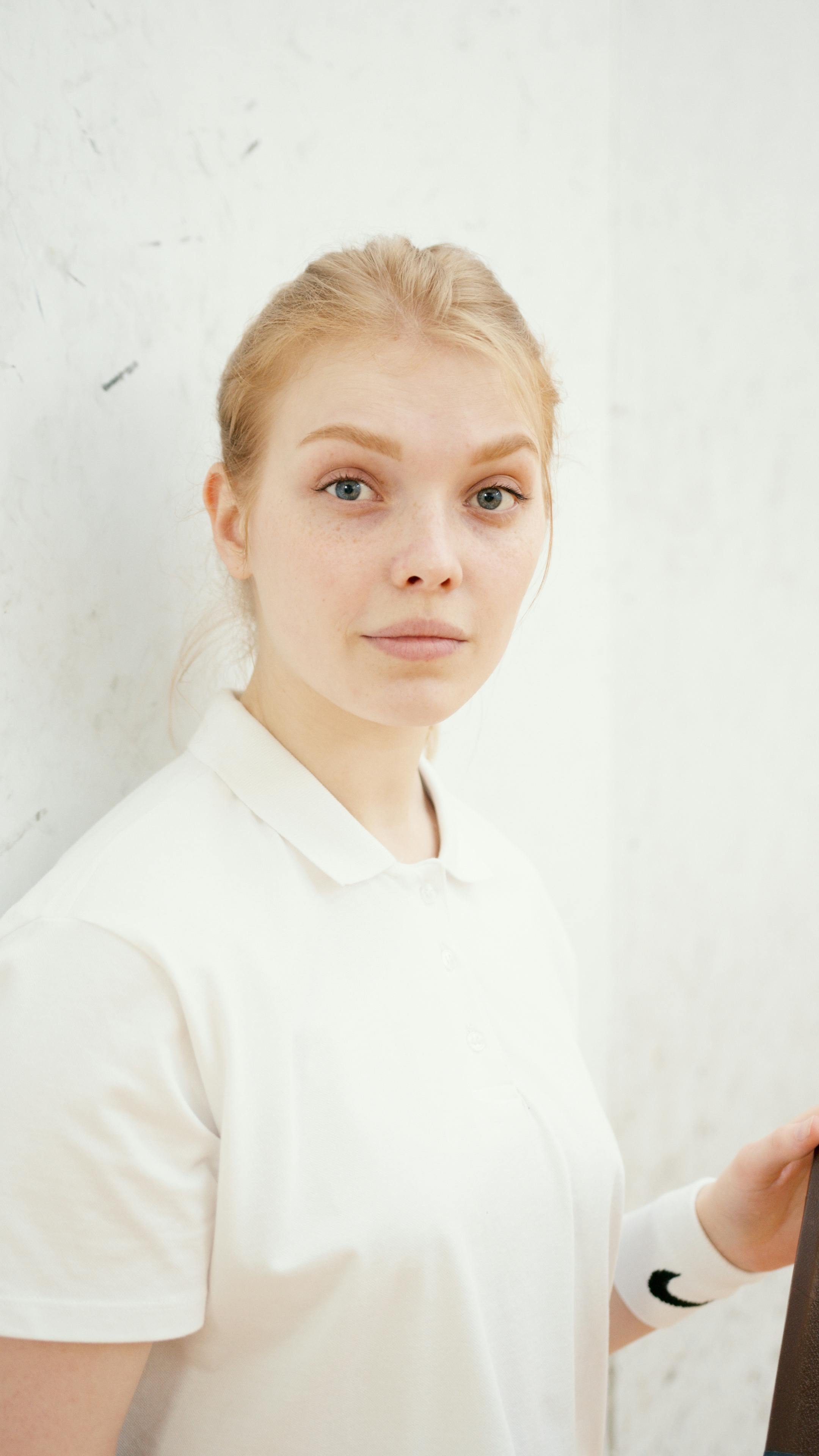 Bezpłatne Darmowe zdjęcie z galerii z atletyczny, biała koszula, biała ściana Zdjęcie z galerii