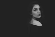 这幅迷人的黑白肖像，以神秘的目光凸显了女性的优雅与美丽