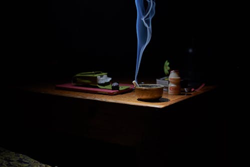 Free 棕色煙灰缸與香煙鑄煙在桌子上 Stock Photo