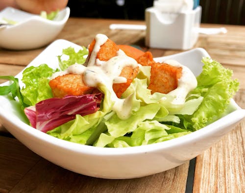 Free Salade De Légumes Sur Une Assiette En Céramique Blanche Stock Photo