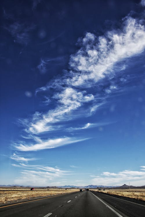 Nuvens Cirrus Sobre Estrada Negra Vazia