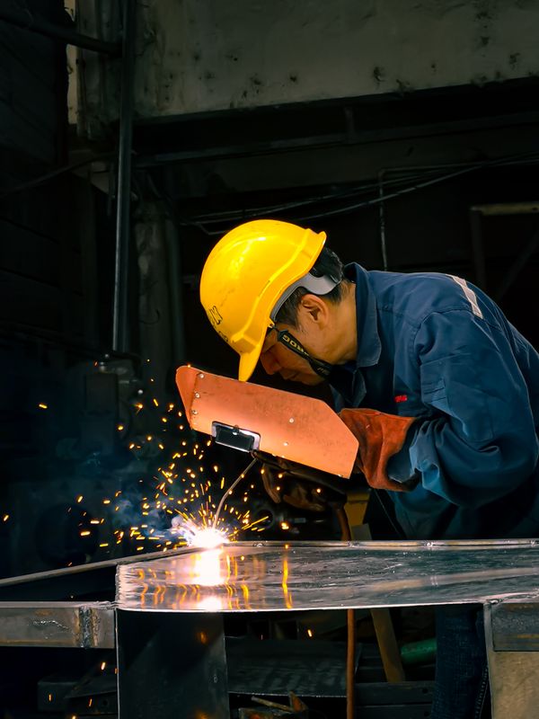 Soudeur qualifie effectuant un travail de metallurgie en atelier