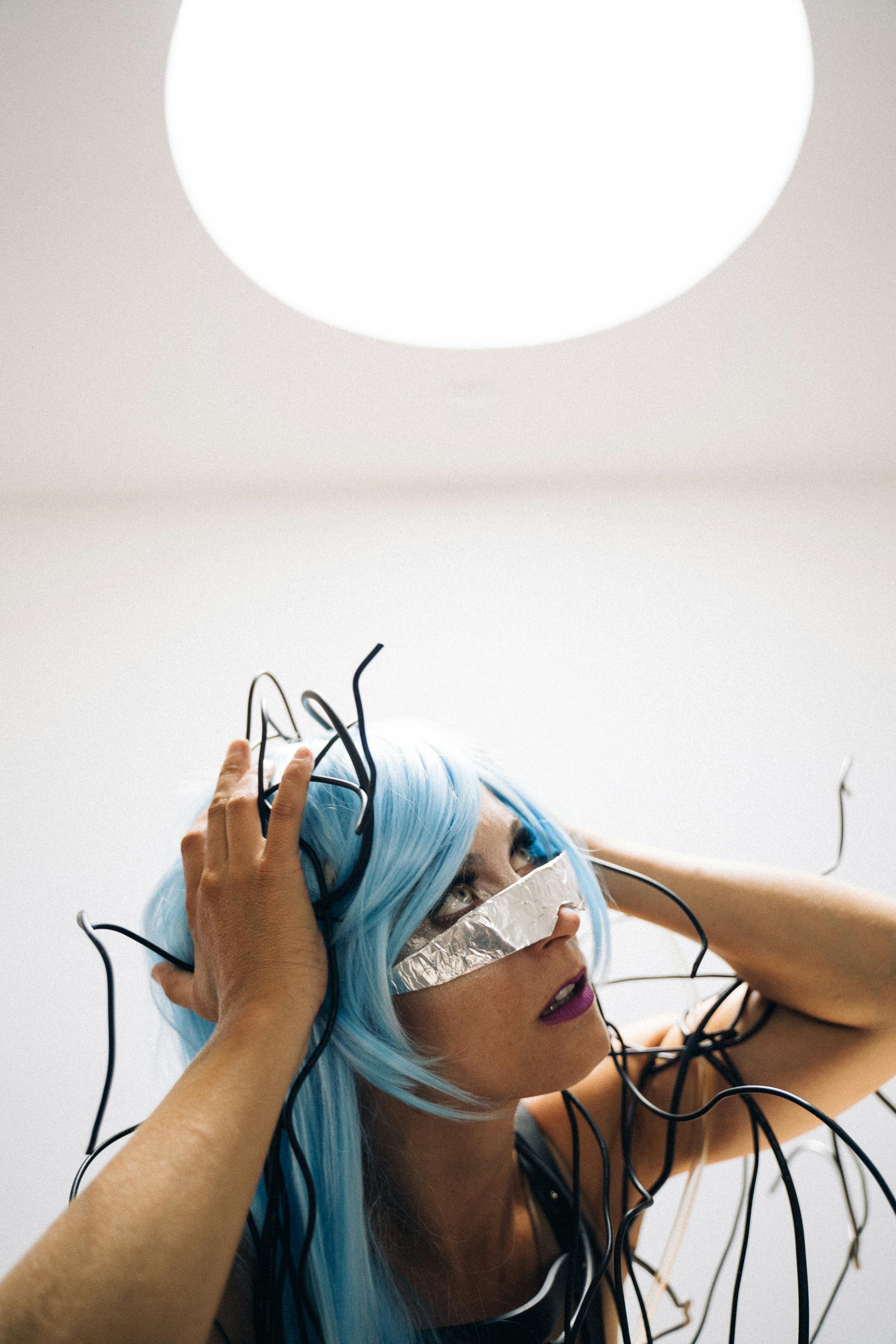 Gratis Mujer Con Cabello Azul Mirando Hacia Arriba Foto de stock