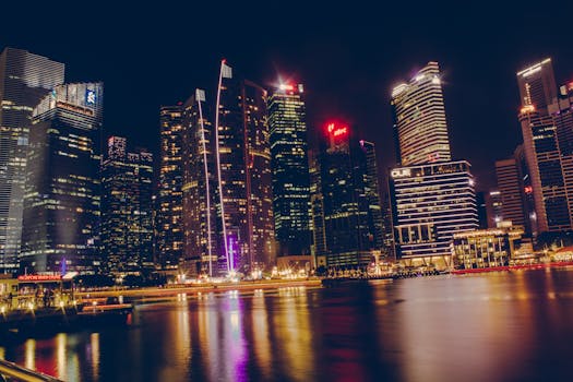 新加坡夜晚的水面上，映照着明亮的天际线，构成令人惊叹的城市景观