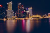 新加坡的夜间城市景观倒影令人惊叹