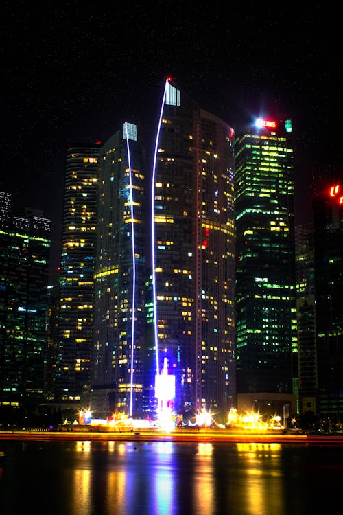 무료 밤 시간 동안 고층 건물의 사진 스톡 사진