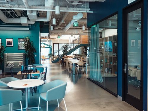 Free Open and collaborative modern office space with stylish furniture and natural lighting. Stock Photo