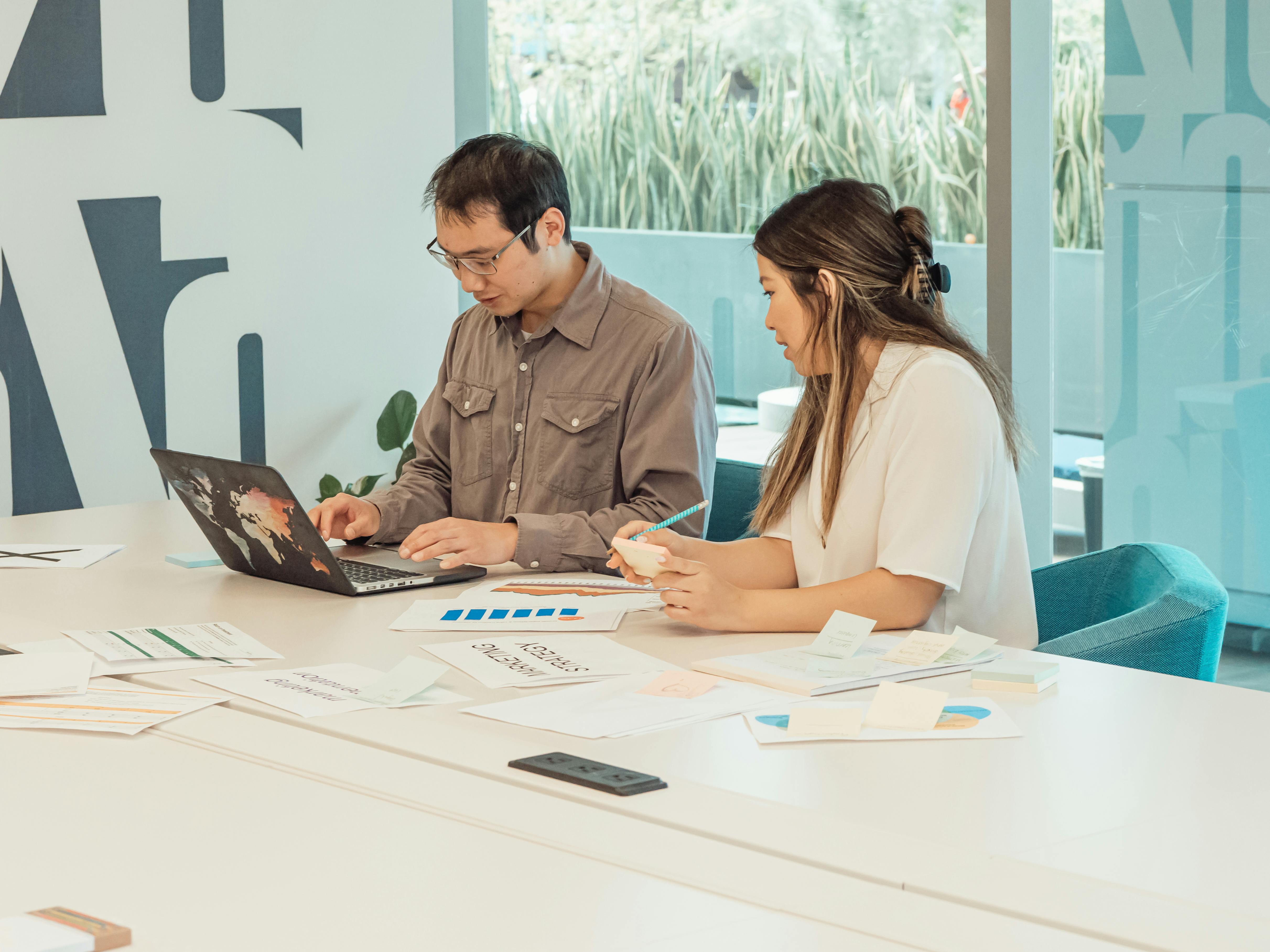 Equipo de trabajo colaborando