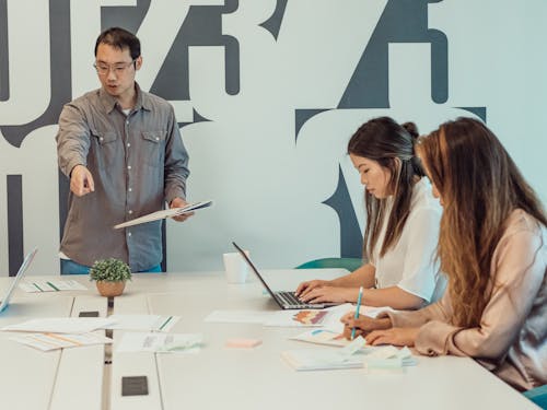 Kostenloses Stock Foto zu arbeiten, beschäftigt, diskussion