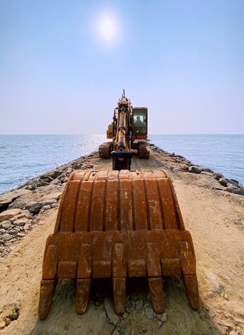 Free stock photo of big machine, blue ocean, excavator