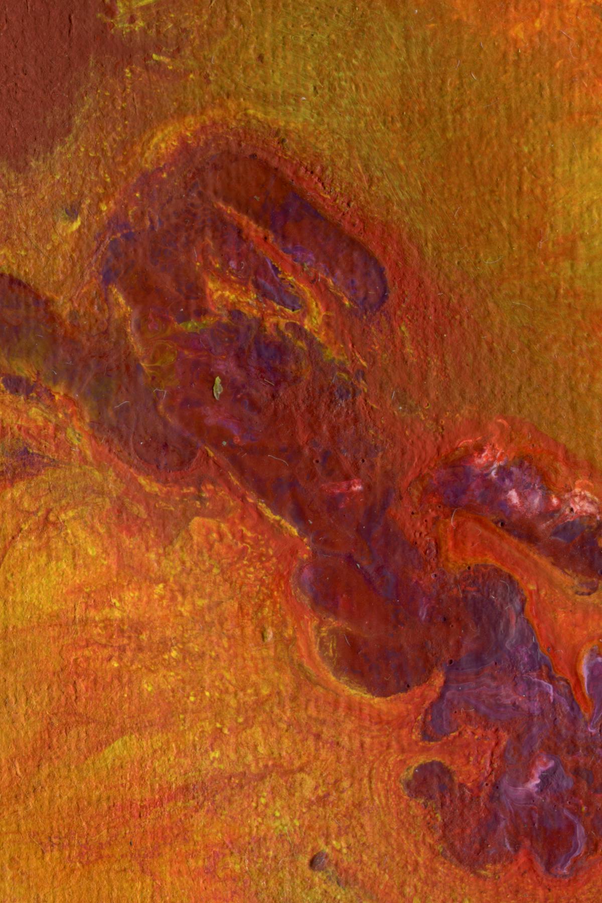 Pessoa segurando controle e avaliando custo-benefício na TV