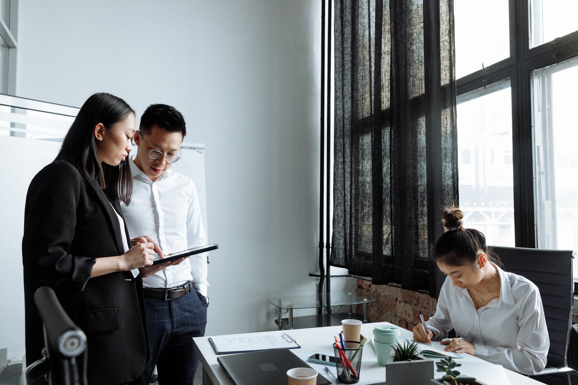 Đội ngũ HR thảo luận chiến lược giữ chân nhân viên dựa trên dự đoán.