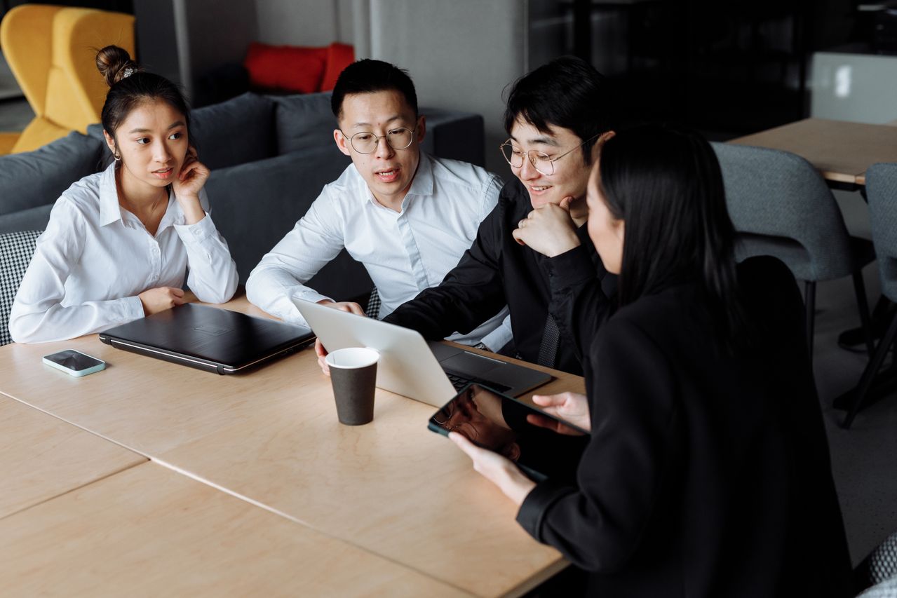 Photo d’illustration : quatre personnes échangent autour d’un ordinateur pour préparer un projet professionnel. Photo Thirdman / Pexels.