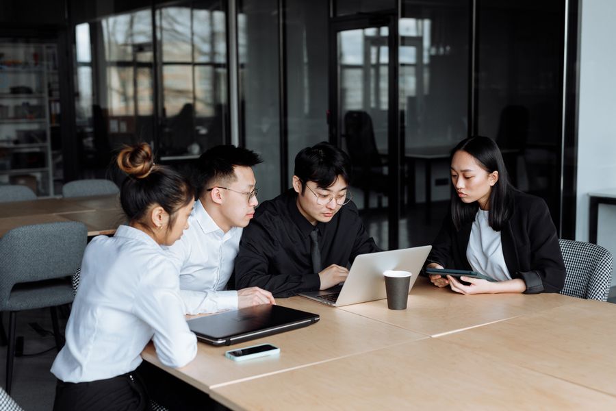 Profesionales definiendo una estrategia comercial