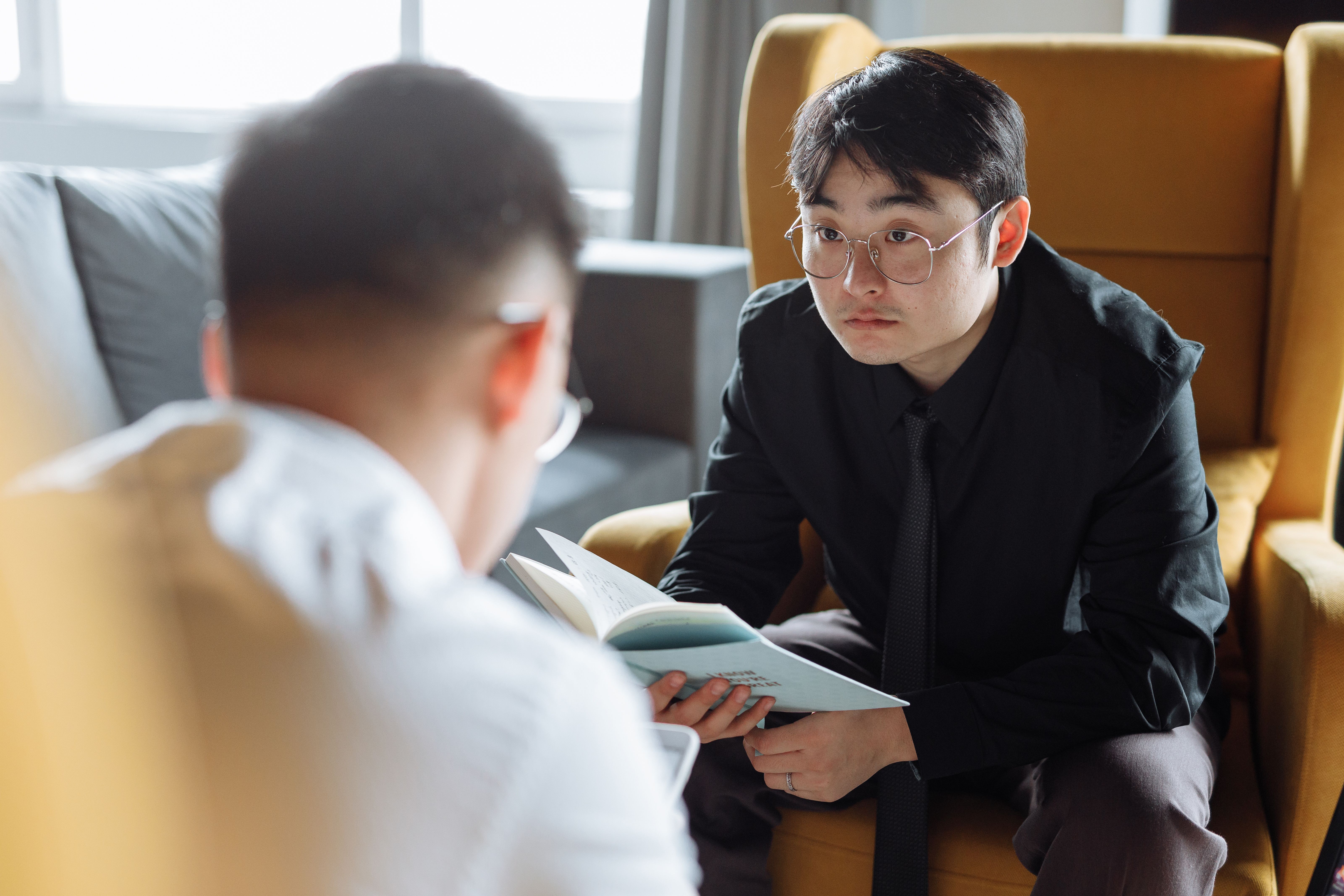 Đọc sách và học hỏi từ tài liệu là cách hiệu quả để nâng cao kiến thức.