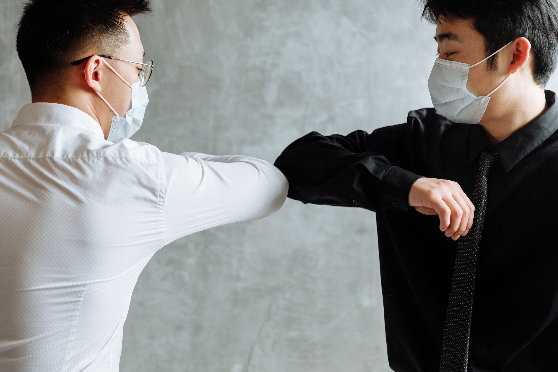 Bàn tay Châu Á đang gõ email, tập trung vào phần chào hỏi.