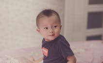 在室内拍摄了一张男婴的迷人肖像，他脸上充满了好奇的表情