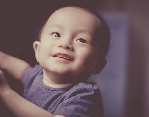 一个微笑的婴儿的特写摄影