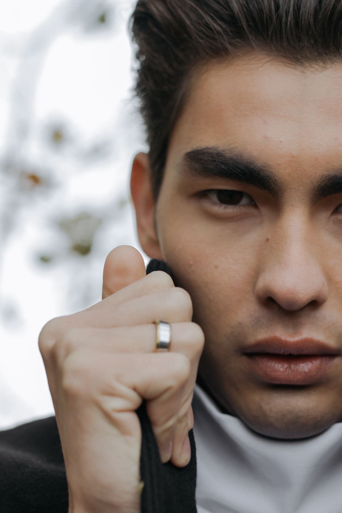man wearing a wide plain mens wedding band on his finger