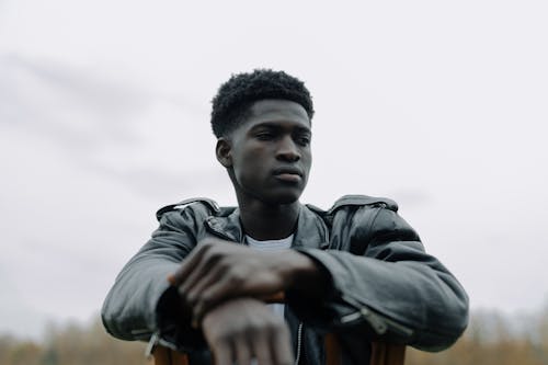 Lelaki bergaya jaket kulit hitam