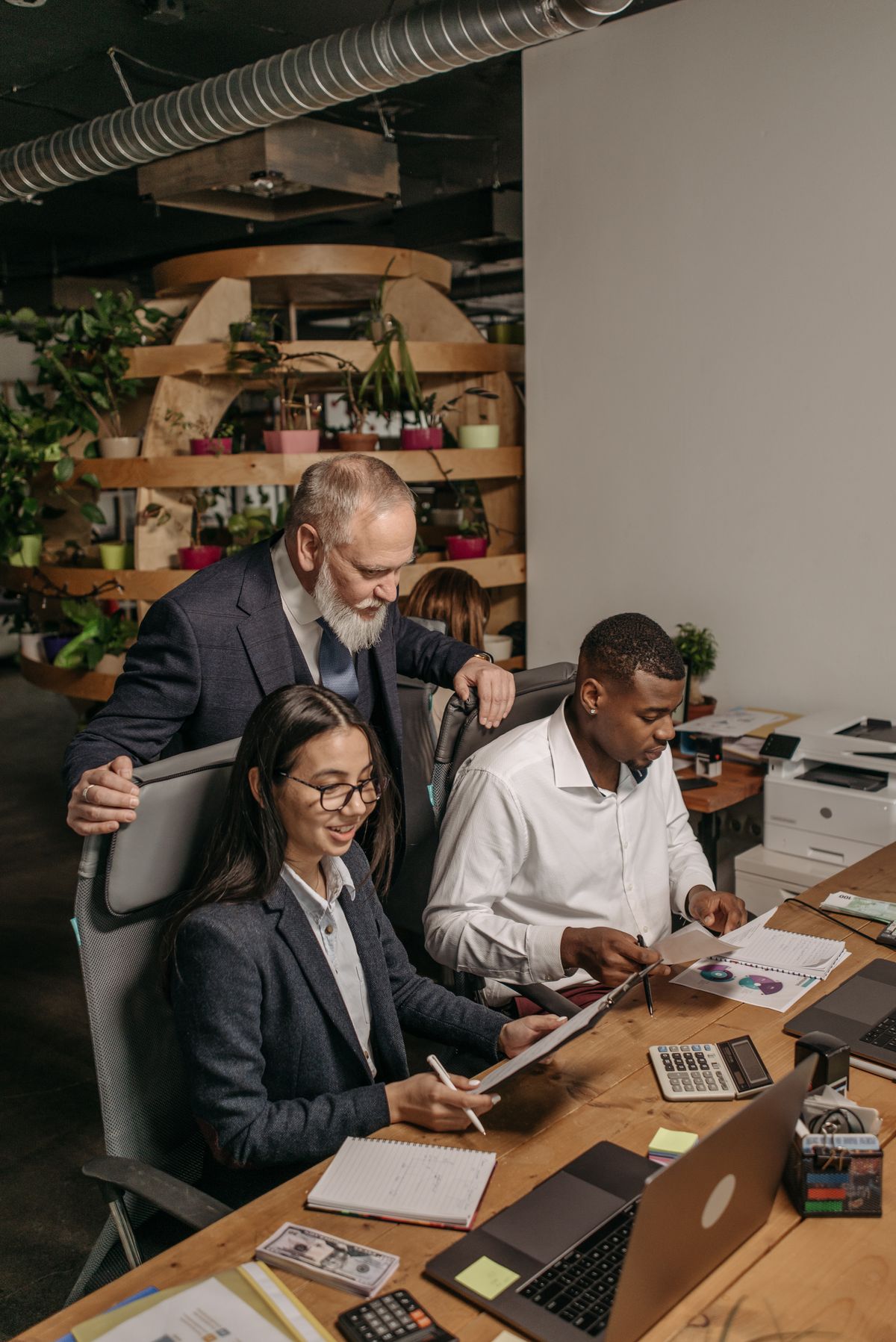 Human-AI Hybrid Teams: The New Default Operating Model for Modern Workflows