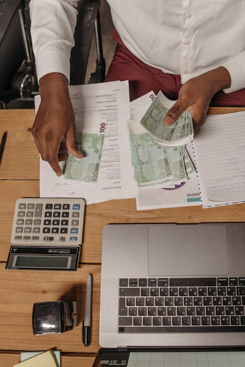 Free Close-Up Shot of a Person Holding Paper Money Stock Photo