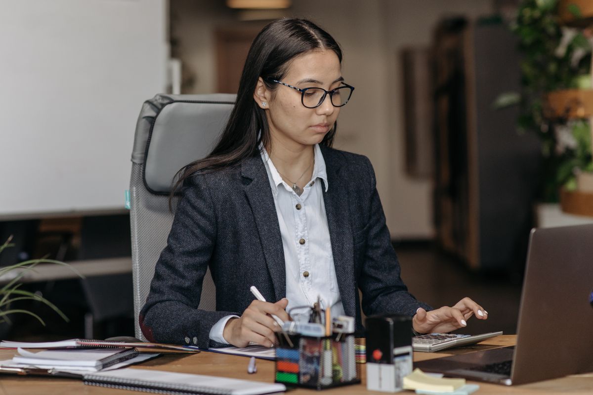 Young woman working with concentration at her laptop