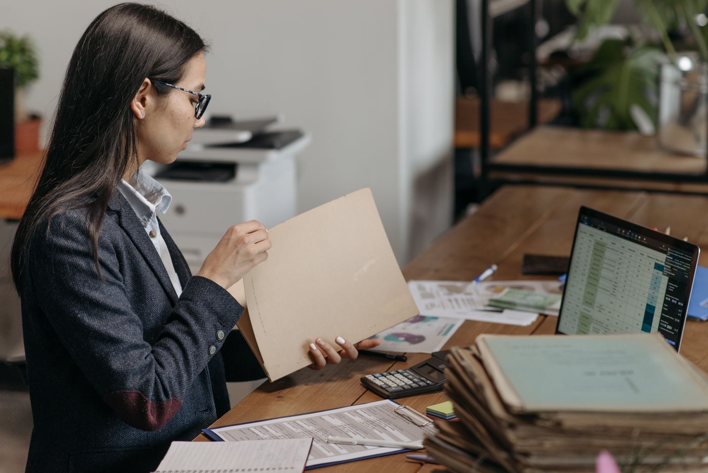 Professionnelle examinant des documents au bureau