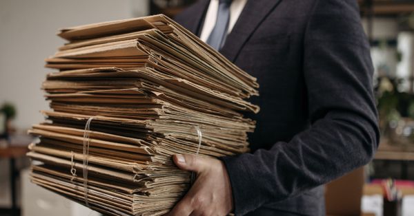 Welche Unterlagen vor dem Immobilienkauf prüfen? 12 Pflicht-Dokumente für ETW & Haus