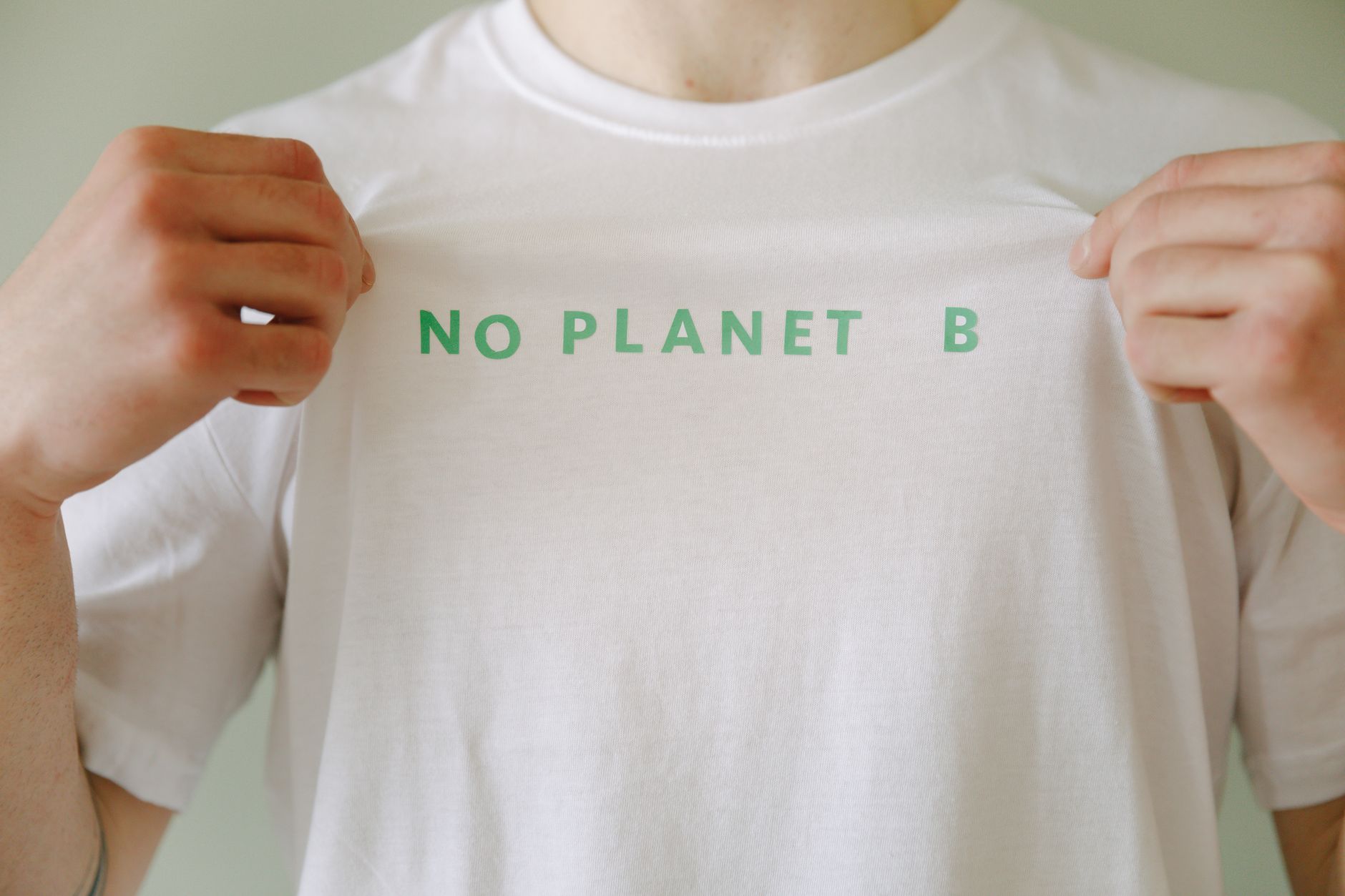 Personne portant un tee-shirt personnalisé floqué avec design coloré parfaitement transféré
