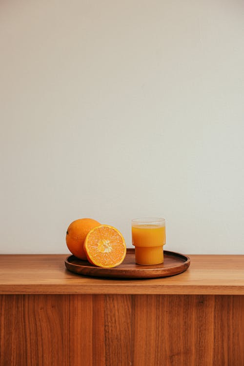 Bezpłatne Darmowe zdjęcie z galerii z drewniany stół, drink, mandarynka Zdjęcie z galerii