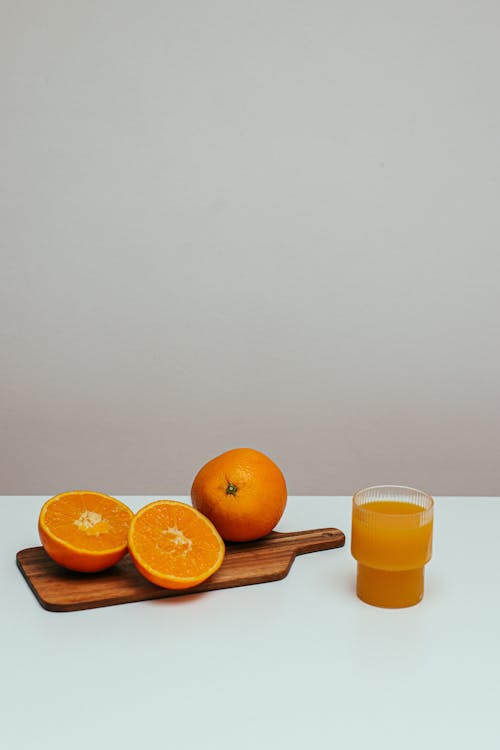 бесплатная Бесплатное стоковое фото с апельсиновый сок, апельсины, вертикальный выстрел Стоковое фото