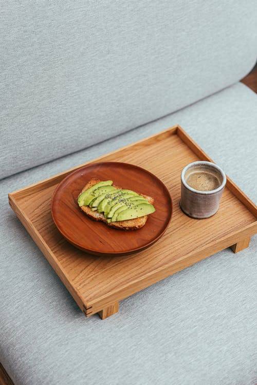 Photos gratuites de petit-déjeuner, plateau en bois, tasse de café