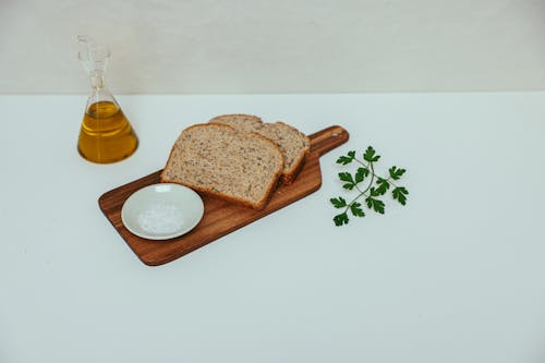 ahşap kesme tahtası, buğday ekmeği, dikey atış içeren Ücretsiz stok fotoğraf