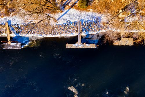 Free Drone view of snowy piers and shoreline in West Newton, Minnesota during winter. Stock Photo