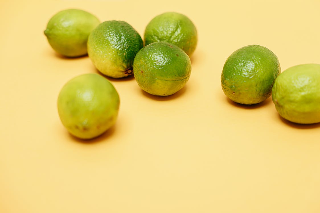 Foto profissional grátis de alimento, cesta tecida, cítrico