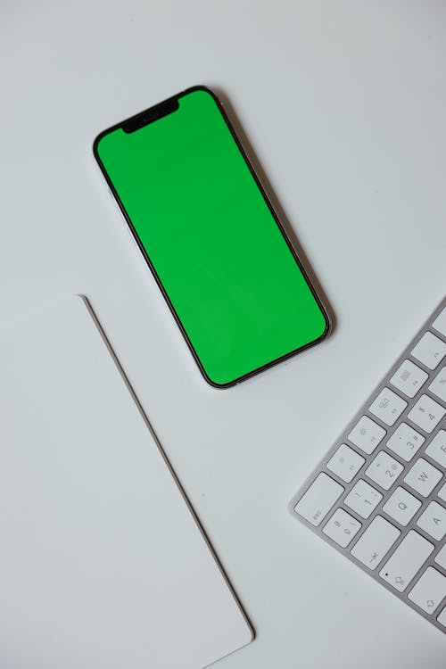 Photos gratuites de clavier, écran vert, flatlay